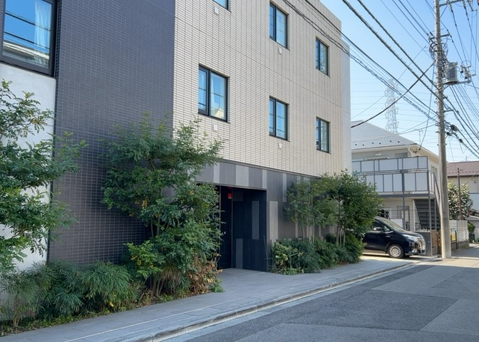 道幅が広い場所は日当たりや風通が良好です。幅が広いのですれ違いも可能ですし大きな車でも駐車可能！一方で、大型車が通ることも多くなるため交通量の増加により騒音に繋がります。また土地の値段が高くなります。