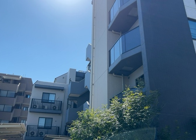 ＲＣ造、Reinforced　Concreteは直訳すると補強されたコンクリートです。主に柱や梁・床・壁が鉄筋とコンクリートで構成おり、鉄筋を組んだ型枠にコンクリートを流し込んで固めたものを指します。