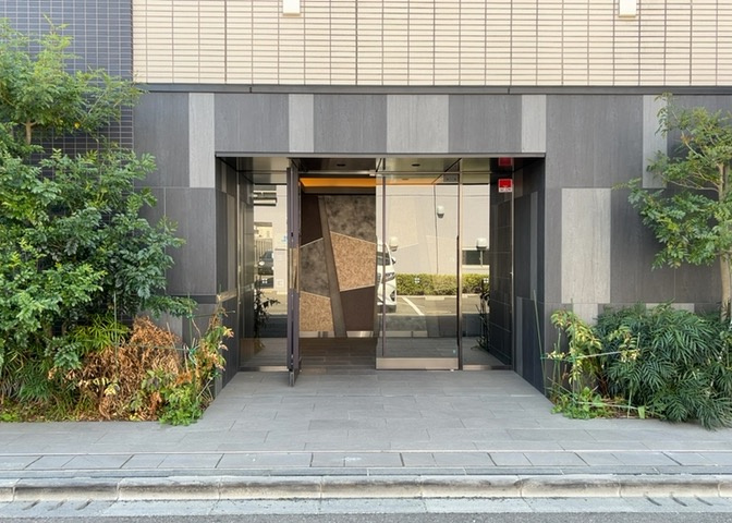 玄関は家の顔でもあり、家族以外の目にも止まる場所です。玄関は外との間を仕切る扉、靴などをしまっておく収納スペース、靴脱ぎのたたきスペース、来客とのやり取りをするドアホンなど複数のアイテムからなります。