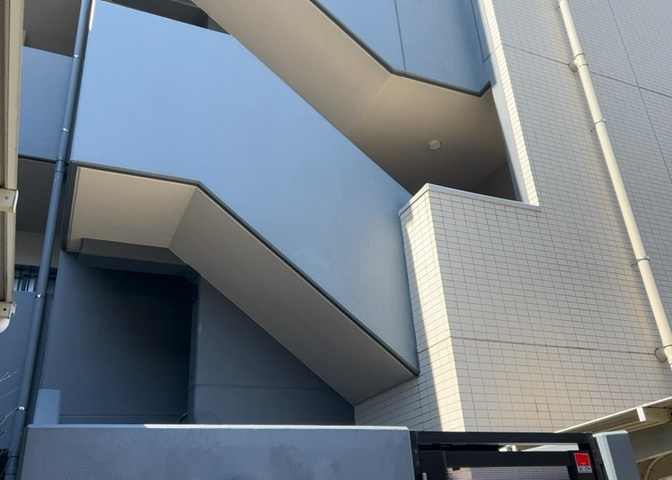 共用部分は、一棟の建物に住む区分所有者全員が共同で所有するとし、共用部分の管理、補修などは、区分所有者で形成される管理組合が行います。個人の判断で勝手に変更することはできませんので覚えておきましょう。