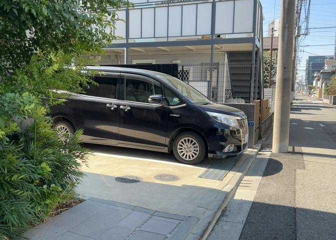 駐車場と明記されていても、最小スペースでつくられた駐車場だと大型車は駐車できなかったり、出入りしにくくなったりする可能性があります。お車のサイズと購入したい物件の駐車場のサイズを現地で確認しましょう。