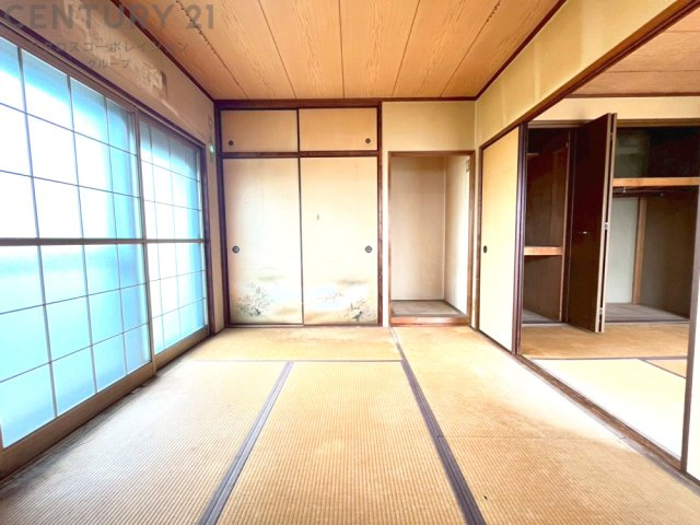 伝統的な和室は、畳の香りと落ち着いた空間が心を癒す安らぎの場。来客時の応接や趣味の時間にも最適で、和の美しさと機能性を兼ね備えた住まいの一角です。