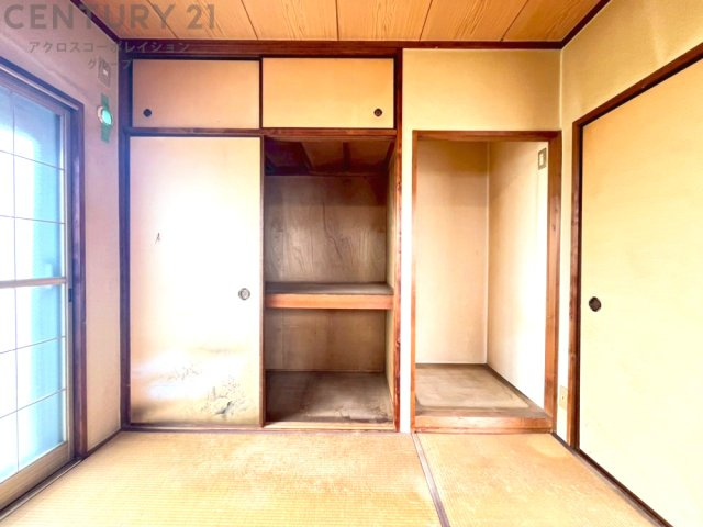 押入れは季節の衣類、寝具などを収納できます。伝統的な美しさと実用性が融合し、収納物を保護する調湿・換気効果があります。使い方によっては書類や小物なども効果的に整理でき空間を有効活用できます。