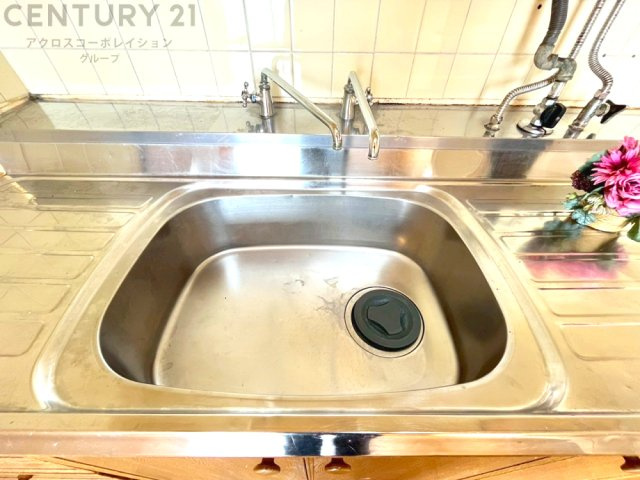 大きなシンクでお鍋などの大きな調理器具を洗う際にも便利です。　