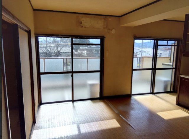 大きな窓があるので部屋にやわらかな陽光が注ぎます。家族が自然に集まるような広さのリビングです。