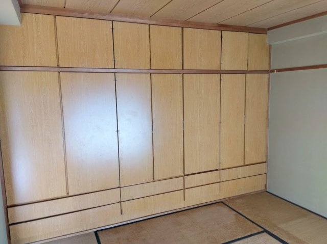 壁一面に設けられた収納スペ－スは、布団や季節物の衣類はもちろん、旅行バックなどかさばる荷物もすべて収納でき、お部屋もすっきりと保てます。