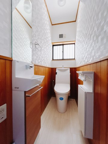 ■トイレ｜1階・2階にトイレをご用意しています。窓付きなので常に換気もできますので綺麗を保てます☆