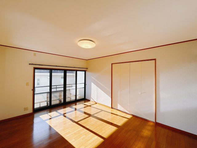 ■2階洋室｜お子様の一人部屋にピッタリな洋室。木のぬくもりを感じるフローリングは、天然木の味わいが時とともに深みを増していきます。また、傷にも強く、フリーワックスでお手入れもラクラクです♪