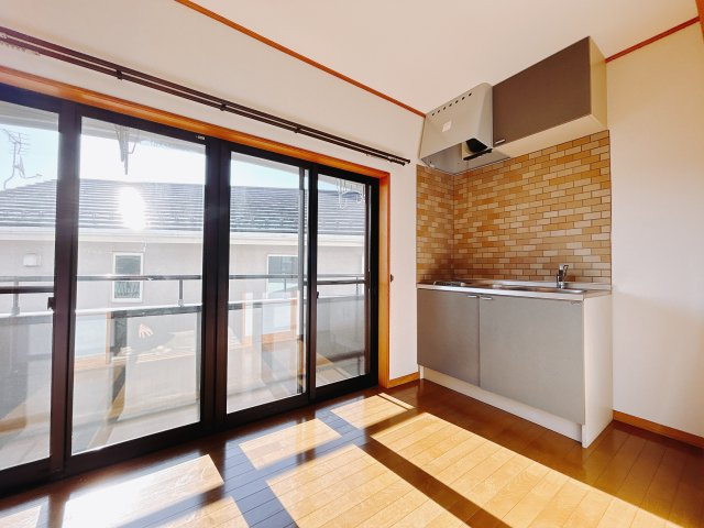 ■2階洋室｜2階洋室には大きな窓＆小さいキッチンをご用意しています。日中はあたたかな日差し差し込み自分時間も充実できますね＾＾