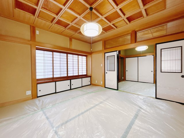 ■1階和室｜意外と場所をとるアイロンがけや、お洗濯物を畳むときにも広々と使うことができ、ちょっと一休みしたいとき、すぐに横になれるのも魅力です♪