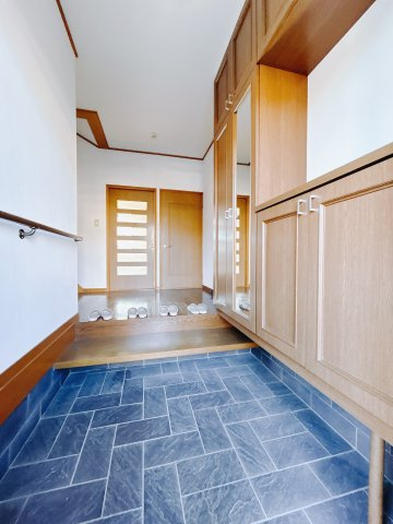 ■玄関｜毎日の「いってらっしゃい」や「お帰りなさい」を大切なご家族と過ごす玄関は〈使いやすさ〉を追求しております。玄関横の物入は急な来客時でもさっとお片付けできるスペースを確保しています。