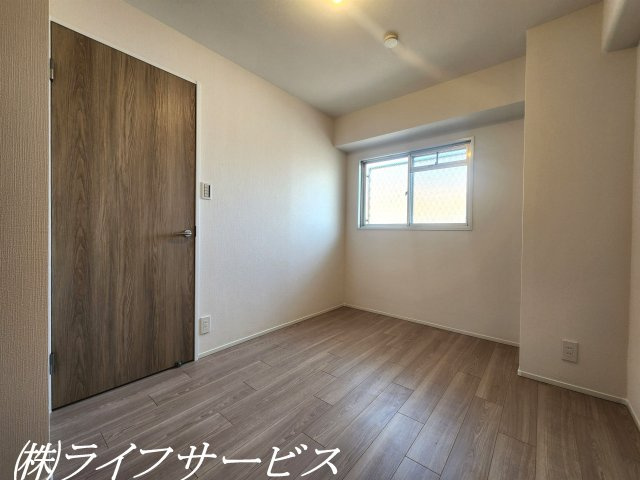 玄関側納戸5.2帖／エアコン先行配管済！クローゼット有！