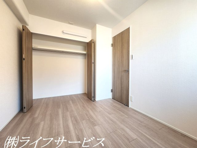 玄関側納戸5.2帖／エアコン先行配管済！クローゼット有！