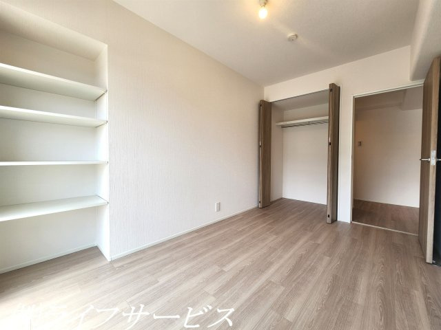 洋室5.0帖／東南向きの陽当り良好のお部屋です！可動棚＆クローゼット有！