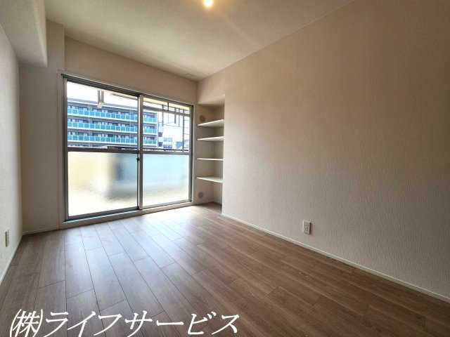 洋室5.0帖／東南向きの陽当り良好のお部屋です！可動棚＆クローゼット有！