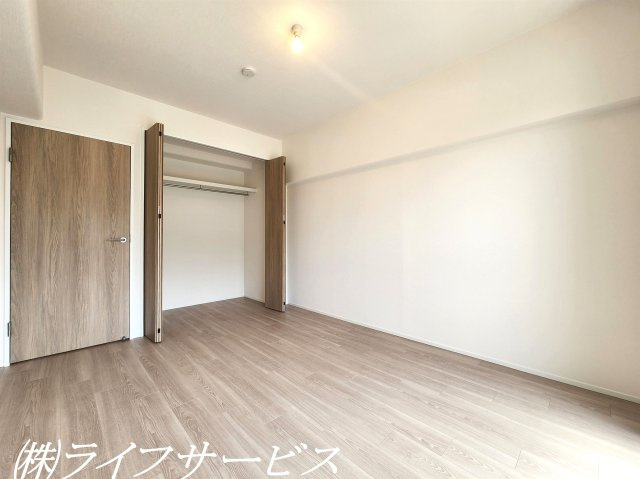 洋室5.9帖／東南向きの陽当り良好のお部屋です！クローゼット有！