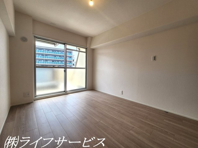 洋室5.9帖／東南向きの陽当り良好のお部屋です！クローゼット有！