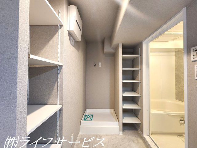 洗面室／可動棚2カ所あり！