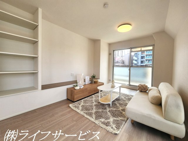 リビング部分／可動棚とテレビ台として活用できるカウンターあり！