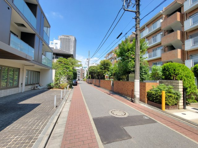 前面道路　居住者以外の車の進入が少ない行き止まり道路