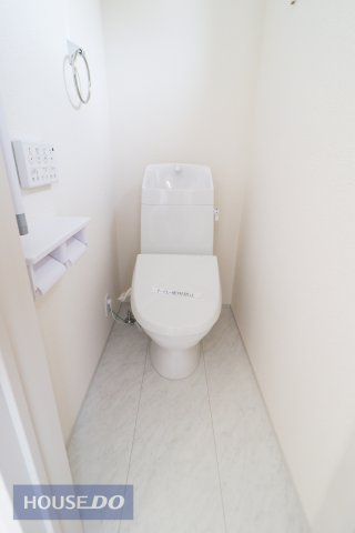 【トイレ】　温水洗浄暖房便座付き。