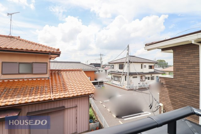 【建物からの眺望】　バルコニーからの景色。十分な間隔が確保されております。