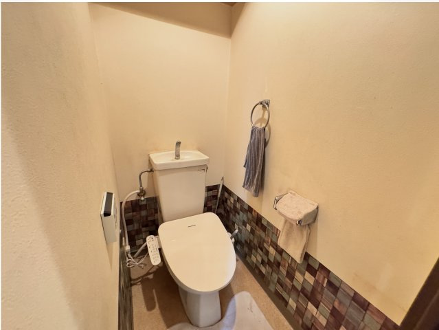 温水洗浄便座付きのトイレです。落ち着いたアクセントクロスが空間に彩りを添え、毎日気持ちよくご利用いただけます。独立したトイレスペースのため、来客時にも気兼ねなく使用できる使い勝手の良い間取りです。
