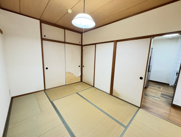 リビングと続き間になった和室は、襖を開ければLDKと一体となり、さらに開放感のある住空間としてご利用いただけます。お子様の遊び場やお昼寝スペース、来客用のお部屋としてはもちろん、寝室としても活用可能。