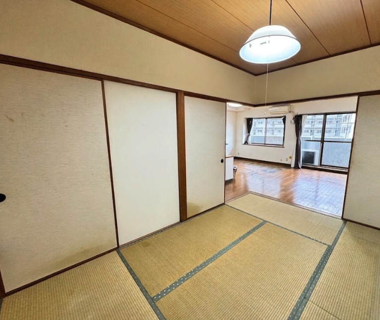 リビングと続き間になっているため、襖を開ければLDKと一体となった広々とした空間として利用できます。お子様の遊び場やお昼寝スペース、来客用のお部屋など、多彩な使い方ができる便利な和室です。