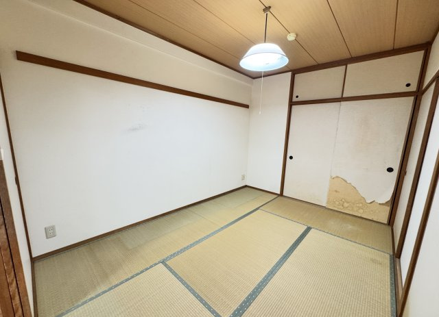 押入れ付きの和室は、布団や季節用品などをたっぷり収納できる実用性の高い空間です。畳ならではの柔らかな質感は、小さなお子様やご年配の方にも安心。ご家族のライフスタイルに合わせて活用できます。