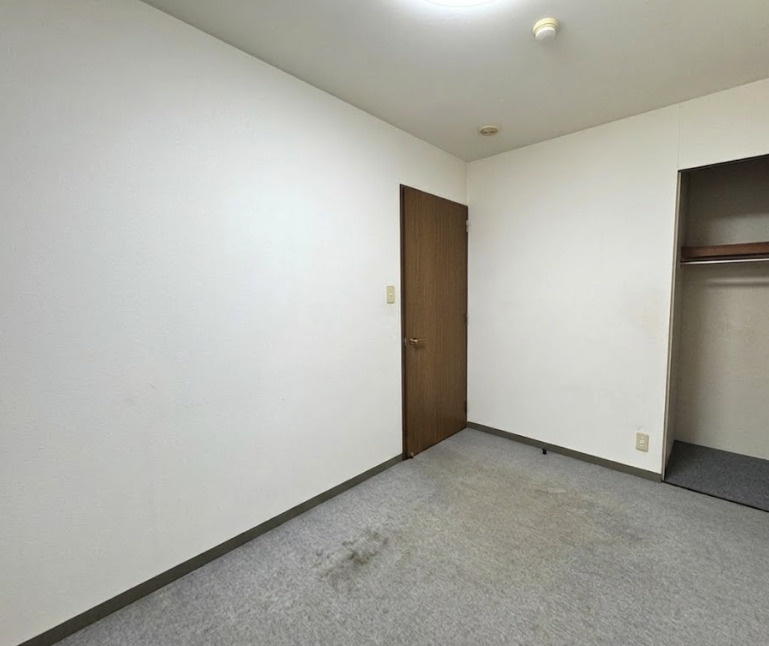 主寝室や子ども部屋、書斎など幅広い用途に対応できる使い勝手の良い空間です。シンプルな間取りのため、お好みの家具を自由にレイアウトしやすく、自分らしいお部屋づくりをお楽しみいただけます。