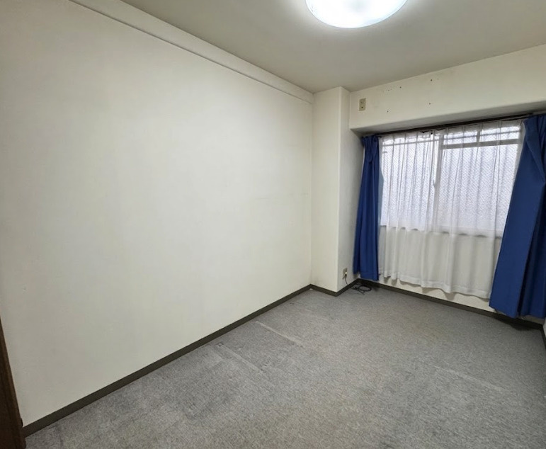 寝室としてはもちろん、お子様のお部屋や趣味のお部屋、在宅ワークスペースなど、さまざまな用途に対応できます。シンプルな内装のため、お好みのインテリアを取り入れやすく、自分らしい住空間を演出できる一室。