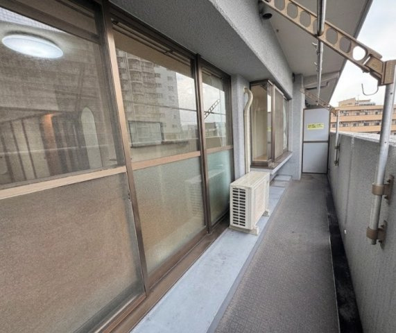 南向きバルコニーは陽当たりが良く、毎日のお洗濯物も気持ちよく干すことができます。奥行きがあるため、洗濯物同士が重なりにくく、効率良く干せるのも魅力。リビングに面しているため、室内との行き来もスムーズ。
