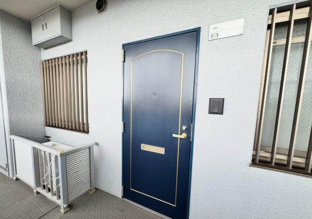 玄関前にはゆとりのある共用廊下が確保されており、開放感があります。住戸ごとの独立性にも配慮された設計で、落ち着いた住環境が魅力です。共用部分もきれいに管理されており、安心感と快適さを感じられる空間。