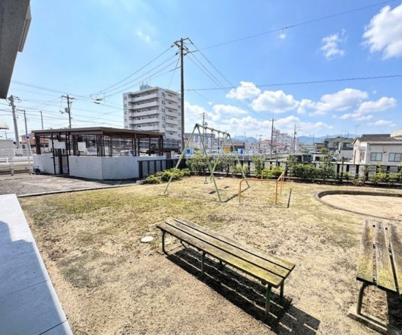 お子様の遊び場や毎日のお散歩コースとして気軽に利用。お部屋からも開放的な景色を望むことができ、圧迫感を感じにくい住環境が魅力。子育て世帯はもちろん、休日にリフレッシュしたい方にも嬉しいロケーション。