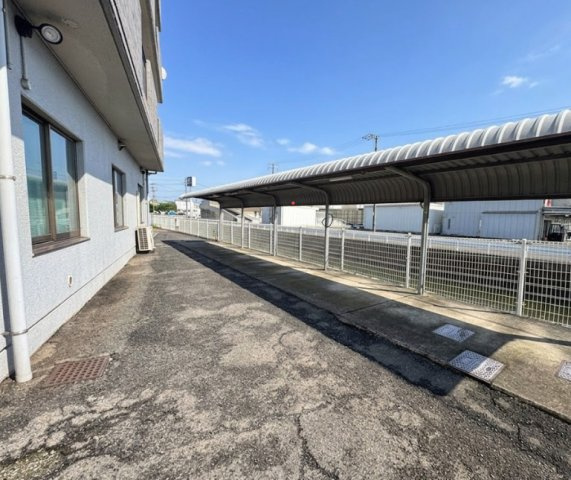 屋根付きの駐輪場を備えており、自転車を雨や直射日光から守ることができます。通勤・通学はもちろん、近隣へのお買い物や駅への移動にも便利。敷地内に整然と管理されているため、自転車の出し入れもスムーズ。