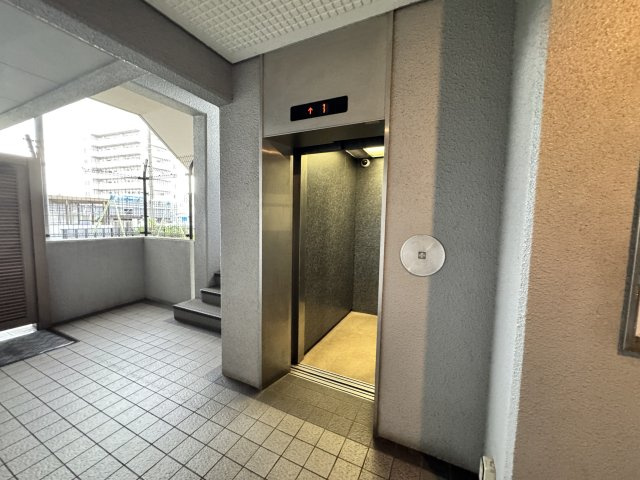 共用部にはエレベーターを完備しており、重たい荷物やベビーカーをご利用の際も快適に移動できます。毎日の昇り降りの負担を軽減し、ご年配の方や小さなお子様がいるご家庭にも嬉しい設備です。