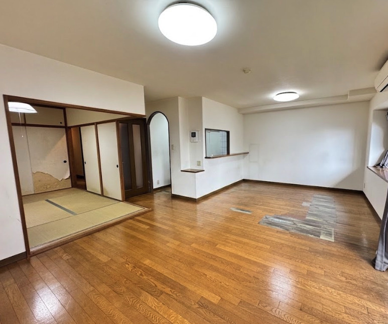 開放感あるLDKは、ご家族が自然と集まる住まいの中心。南向きのため陽当たりが良く、明るく心地よい空間。リビングと和室が続き間となっているためお子様を遊ばせながら家事をしたり、大人数が集まる際にも便利。