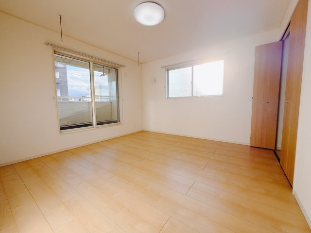 ■主寝室｜ベッドやテレビなどの大き目の家具を置いても余裕のある広々主寝室です♪家事やお仕事にお疲れなパパ・ママがゆっくりと過ごせる空間です♪
