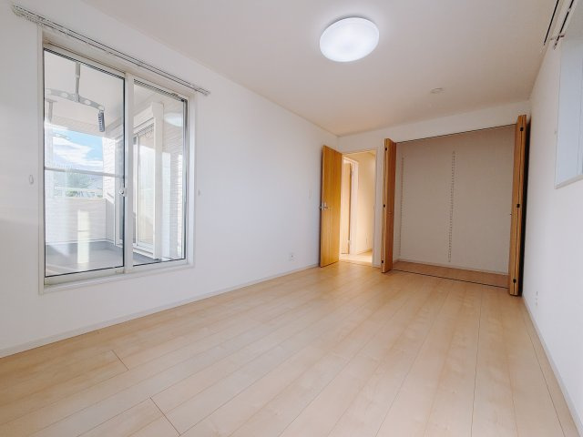 ■2階洋室｜ナチュラルカラーの床です。模様替えなどとても楽しく工夫できます♪陽当たり、風通しもとても良いので毎日快適な生活スタートです！子供部屋にも良いですね♪