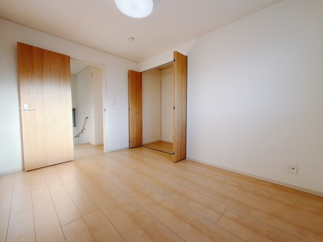 ■2階洋室｜お子様の一人部屋にピッタリな洋室。木のぬくもりを感じるフローリングは、天然木の味わいが時とともに深みを増していきます。また、傷にも強く、フリーワックスでお手入れもラクラクです♪