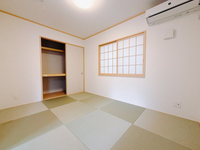 ■1階和室｜「続き間の和室」は子育て世代にこそ適しています。お子様のお昼寝スペースや、洗濯物をたたむのに便利です。客間やリビングの延長としても使えます。