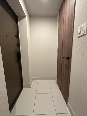 大きなシューズボックス付きの玄関