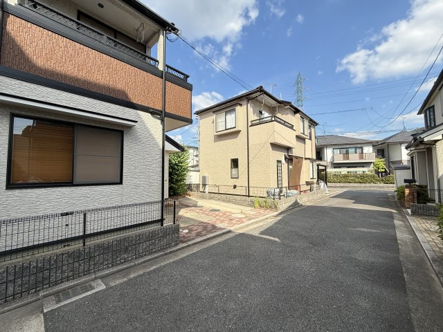 前面道路は位置指定道路で幅員約4.2ｍ確保されています。車の通行量が比較的少ない住宅街のため、落ち着いた住環境が魅力です。周辺は戸建住宅が建ち並び、穏やかな街並みが形成されています。
