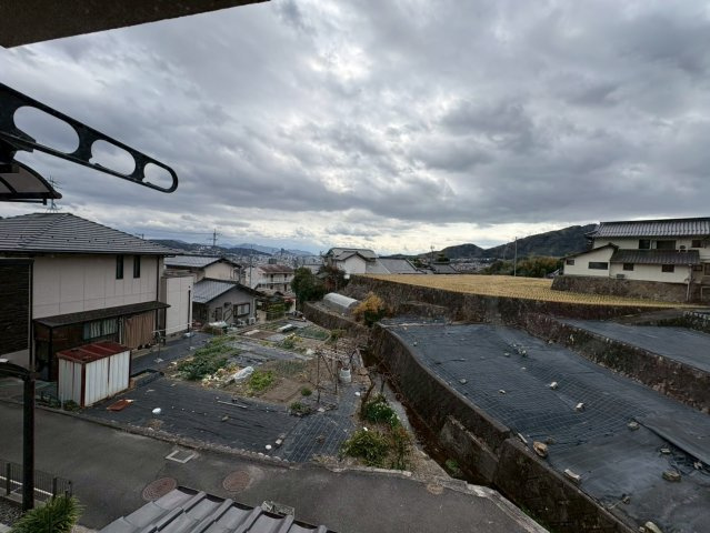 窓から開けた景色が広がる眺望が魅力の住環境。周囲には住宅や畑が広がり落ち着いた雰囲気の中でゆったりとした時間を過ごすことができます。遠くまで視線が抜けるため開放感があり四季の移ろいも感じられます。