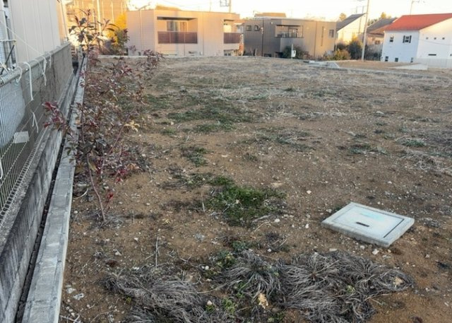 土地購入を検討されている場合、境界杭がない状態で購入してしまうと境界確定測量をする必要があり、費用がかかります。購入の前に、売主、隣土地所有者立ち合いのもと境界を確定し境界杭を設置するのがベストです。
