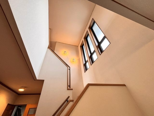 玄関上部は吹抜で開放感があります