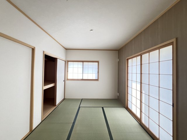 リビング隣の和室6帖　押入収納付き