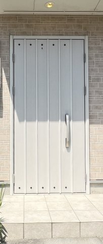 明るく迎えてくれる玄関