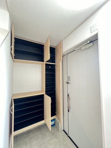 内玄関　シューズボックス付き